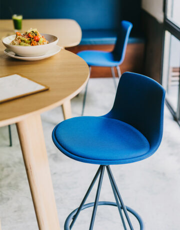 Scaune de bar - Scaunul de bar Lottus, este un scaun rotativ potrivit pentru cafenele, baruri si restaurante si varianta mediu-inalta, potrivita pentru corporatii si spatii rezidentiale.