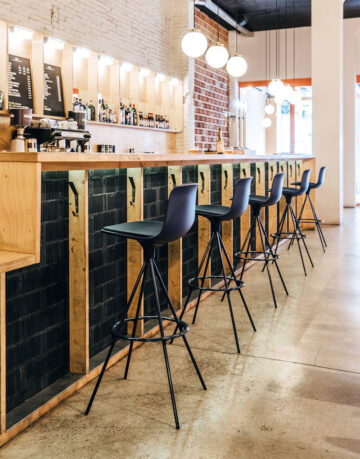 Scaune de bar - Scaunul de bar Lottus, este un scaun rotativ potrivit pentru cafenele, baruri si restaurante si varianta mediu-inalta, potrivita pentru corporatii si spatii rezidentiale.