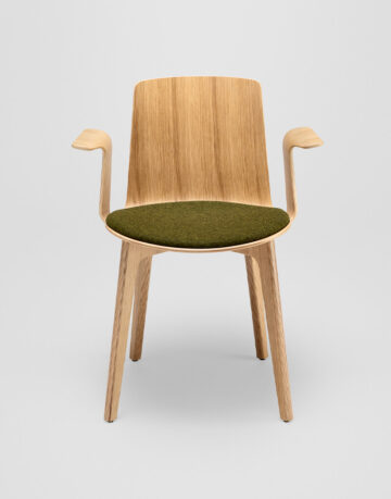 Scaune - Scaunul cu cotiere Lottus Wood are o structura cu patru picioare din lemn de stejar sau mesteacan si o gama larga de finisaje