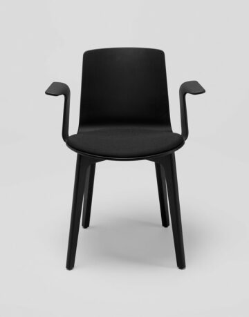 Scaune - Scaunul cu cotiere Lottus Wood are o structura cu patru picioare din lemn de stejar sau mesteacan si o gama larga de finisaje