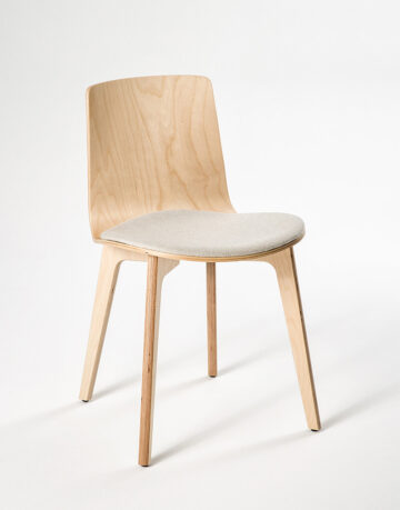 Scaune - Scaunul Lottus Wood are o structura cu patru picioare din lemn de stejar sau mesteacan si o gama larga de finisaje