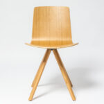 Scaune - Scaunul rotativ Lottus Wood are o structura cu patru picioare din lemn de stejar sau mesteacan.
