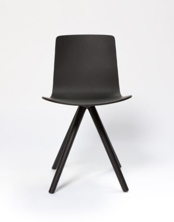 Scaune - Scaunul rotativ Lottus Wood are o structura cu patru picioare din lemn de stejar sau mesteacan.