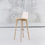 Scaune de bar din lemn - Scaunul de bar Lottus Wood are o structura cu patru picioare din lemn de stejar sau mesteacan