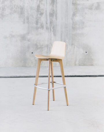 Scaune de bar din lemn - Scaunul de bar Lottus Wood are o structura cu patru picioare din lemn de stejar sau mesteacan