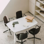 Mese - Cu inaltimi si finisaje diferite, masa LTS System cu picioare din otel lacuite, reprezinta modalitatea perfecta de a amenaja individual un spatiu multumita formelor diferite.