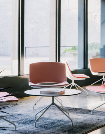 Mese - Masa Oh! se potriveste perfect in compania obiectelor de mobilier din colectia Oh!, avand aceeasi structura cu patru picioare cromate sau din otel lacuit. Blatul poate fi rotund sau rectangular.