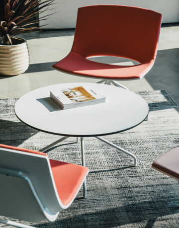 Mese - Masa Oh! se potriveste perfect in compania obiectelor de mobilier din colectia Oh!, avand aceeasi structura cu patru picioare cromate sau din otel lacuit. Blatul poate fi rotund sau rectangular.