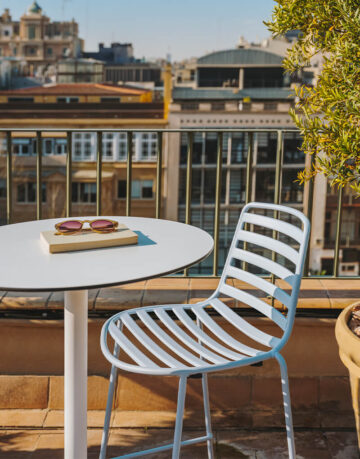 Mese - Masa Pile este o optiune perfecta pentru mediile indoor si outdoor dinamice