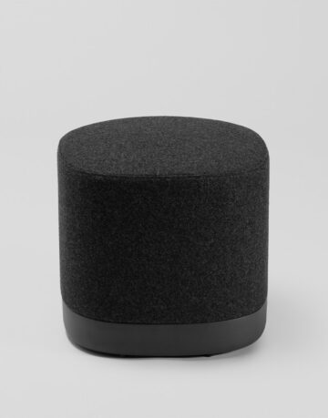 Cu o gama larga de tapiterii, Puck este un model modern si curajos, dand o stare de bine si culoare spatiului in care este amplasat. Modelul poate deveni dinamic, adaugand roti.