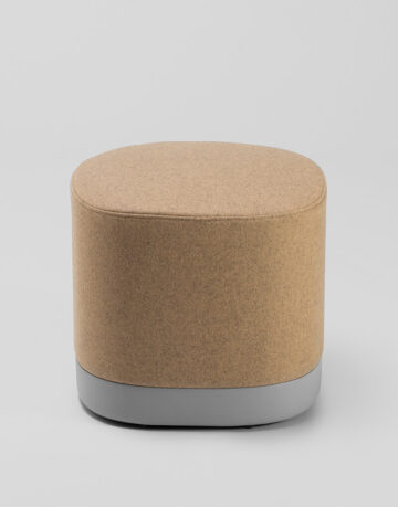 Cu o gama larga de tapiterii, Puck este un model modern si curajos, dand o stare de bine si culoare spatiului in care este amplasat. Modelul poate deveni dinamic, adaugand roti.