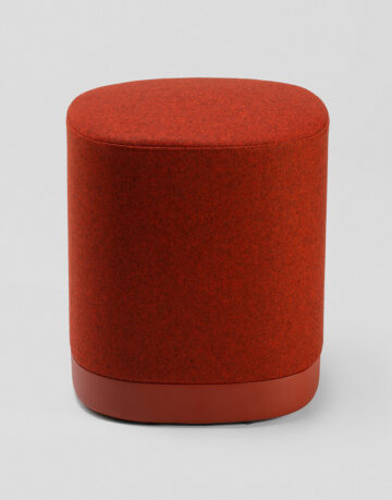 Cu o gama larga de tapiterii, Puck este un model modern si curajos, dand o stare de bine si culoare spatiului in care este amplasat. Modelul poate deveni dinamic, adaugand roti.