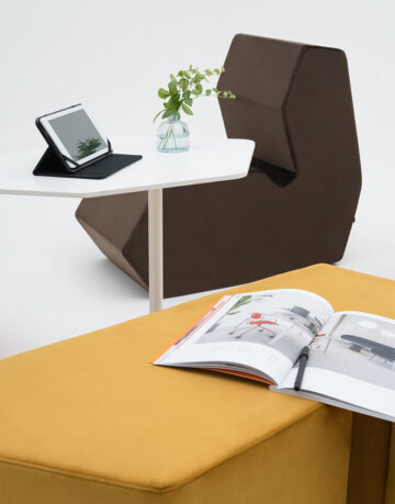 Fotoliu puf - colectia Shape cuprinde o gama multi-colora de pufuri cu spatar, ceea ce ofera spatiilor de relaxare o calitate complet noua.