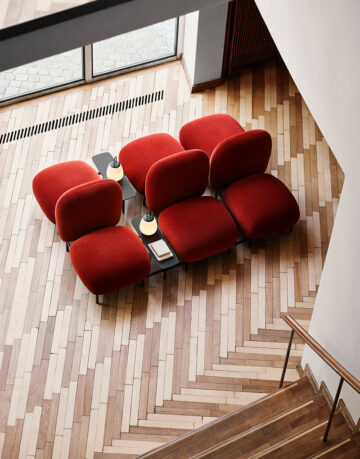 Isole se reflecta printr-un concept unic de canapea modulara, ce poate fi completat prin componente individuale. Isole este o canapea versatila, cu mese laterale discrete, exprimata intr-o estetica placuta si primitoare.