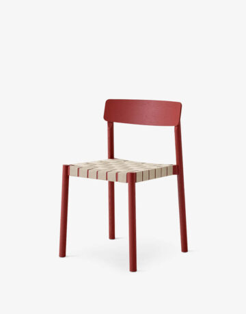 Acest scaun vine in doua versiuni: o varianta cu chingi expuse realizate din fibre naturale de in si altul cu un sezut din lemn masiv.