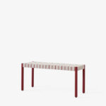 This bench comes in two versions: a variant with exposed straps made of natural linen fibers and another with a solid wood seat.