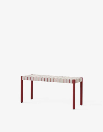 This bench comes in two versions: a variant with exposed straps made of natural linen fibers and another with a solid wood seat.