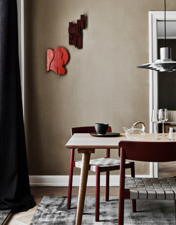 Acest scaun vine in doua versiuni: o varianta cu chingi expuse realizate din fibre naturale de in si altul cu un sezut din lemn masiv.