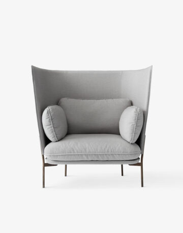 Canapele cu forme definite de designul danez si confortul italian. Datorita dimensiunilor compacte ale mobilierului din seria Cloud, acestea se adapteaza perfect in spatiile contemporane.