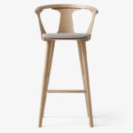 Modelul de scaun In between este rezultatul tehnicii traditionale de prelucrare a lemnului si atentia de detaliere