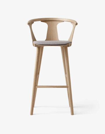 Modelul de scaun In between este rezultatul tehnicii traditionale de prelucrare a lemnului si atentia de detaliere