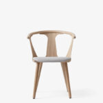 Modelul de scaun In between este rezultatul tehnicii traditionale de prelucrare a lemnului si atentia de detaliere