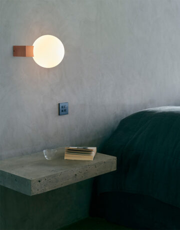 Lampa Journey este o lampa formata din imbinarea a doua forme geometrice clasice, sfera si dreptunghiul. Journey vine in doua variante, veioza sau aplice, ce are combinatii de culori subtile ce ajuta la plasarea acestuia in orice spatiu.