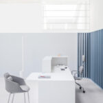 Mobila receptie - Receptia Linea da dovada ca mai putin inseamna mai mult. Forma simpla este ornamentata de detaliile din aluminiu, unde luminile empatizeaza cu frontul din sticla al acesteia.