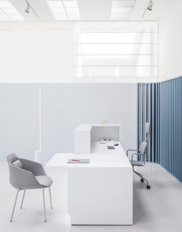 Mobila receptie - Receptia Linea da dovada ca mai putin inseamna mai mult. Forma simpla este ornamentata de detaliile din aluminiu, unde luminile empatizeaza cu frontul din sticla al acesteia.