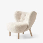 Un scaun capabil sa se integreze in diferite spatii. Little Petra a fost apreciat instantaneu la Expozitia Guildmaker Copenhagen Cabinetmakers, castigand ulterior premii la expozitii din New York si Berlin.