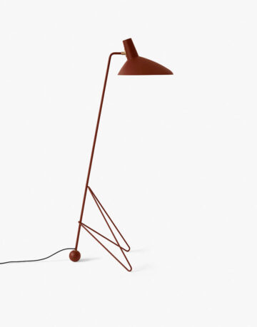 Un lampadar din otel lacuit cu detalii din alama, surprinde cu un echilibru delicat intre puternica simplicitate a designului si formele curbate delicate.