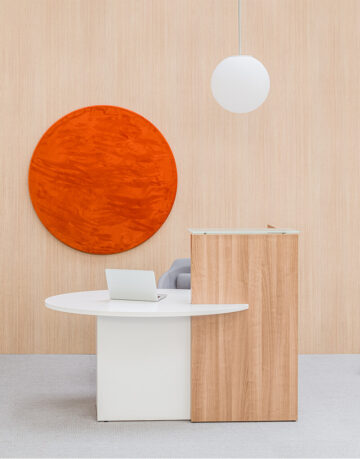 Mobila receptie - receptia Ovo este combunatia optima ce ofera clientilor de a avea un spatiu de lucru individual. Blatul oval indeplineste in acelasi timp un rol pentru spatiul de lucru, un element ce face receptia sa devina multufunctionala si pentru clientii cu dizabilitati.