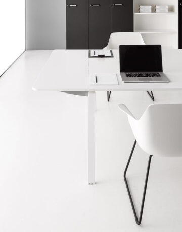 Birou compozițional ce caută idealul purității arhitecturale. Există colecții care lasă o urmă de neșters in evoluția unei companii sau reiau trecutul, tradiția recuperând cu pasiune concepte de proiecte câștigătoare.