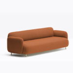 Canapea cu trei locuri.