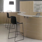 Recepție Abako. La un prim contact cu vizitatorul, are un design liniar, bine definit, elegant, cu panouri iluminate ce transformă locul in magie pură.