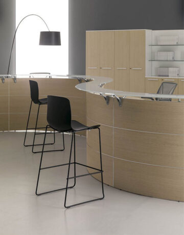 Recepție Abako. La un prim contact cu vizitatorul, are un design liniar, bine definit, elegant, cu panouri iluminate ce transformă locul in magie pură.