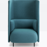 Fotoliu cu spătar și cotiere.