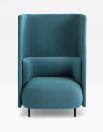 Fotoliu cu spătar și cotiere.