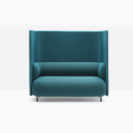 Fotoliu cu spătar și cotiere.