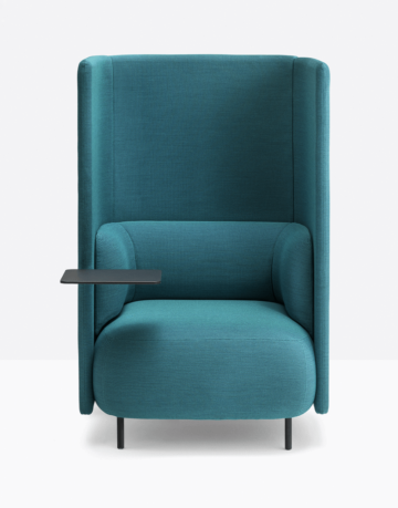 Fotoliu cu spătar și cotiere.