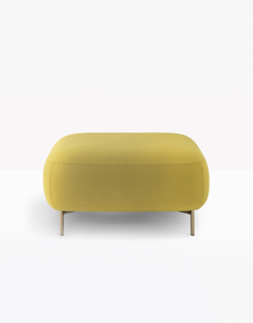 Canapea tapițată, cu cadru din oțel.