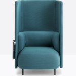 Fotoliu cu spătar și cotiere.