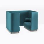 Un set de canapele funcțional și eficient ce asigură intimitate vizuală, în conformitate cu tendințele pentru spațiile de birou, caracterizat de panourile fono absorbante. Este posibil să plasați două unități una față de cealaltă și să le uniți prin intermediul unui panou de care poate fi atașată o masă.