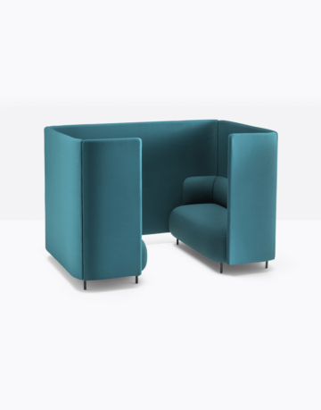 Un set de canapele funcțional și eficient ce asigură intimitate vizuală, în conformitate cu tendințele pentru spațiile de birou, caracterizat de panourile fono absorbante. Este posibil să plasați două unități una față de cealaltă și să le uniți prin intermediul unui panou de care poate fi atașată o masă.