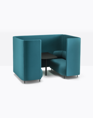 Un set de canapele funcțional și eficient ce asigură intimitate vizuală, în conformitate cu tendințele pentru spațiile de birou, caracterizat de panourile fono absorbante. Este posibil să plasați două unități una față de cealaltă și să le uniți prin intermediul unui panou de care poate fi atașată o masă.