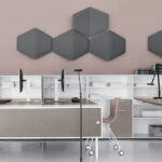 Set de panouri acustice hexagonale modulare de perete sau tavan.