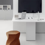 Statie multimedia pentru salile de conferinta clasice ce faciliteaza prezentarea materialelor digitale.