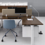 Birou cu design minimalist și elegant ce personalizează orice loc de muncă.