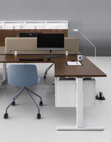 Birou cu design minimalist și elegant ce personalizează orice loc de muncă.