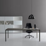 RODI , un birou cu picioare și blat de lucru din „metal vopsit”, este disponibil în 5 finisaje diferite și adaptabile la diferite medii de lucru.